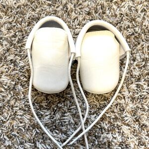 White moccasins - baby 0-6M (size 1-1.5 ish)